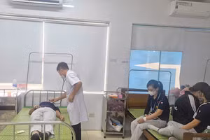 Bác sĩ Bệnh viện đa khoa Tiền Hải (tỉnh Hưng Yên) thăm khám cho công nhân Công ty Toyoda