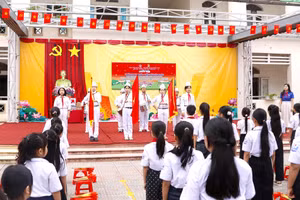 Học sinh Trường Tiểu học Trần Cao thực hiện nghi thức chào cờ.