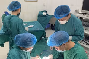 Kip mổ thực hiện ca mổ lấy dị vật từ bụng của bệnh nhi 