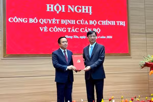 Ủy viên Bộ Chính trị, Bí thư Trung ương Đảng, Trưởng Ban Tổ chức Trung ương Nguyễn Duy Ngọc trao Quyết định của Bộ Chính trị cho ông Phạm Quang Ngọc.