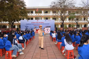Học sinh được tuyên truyền kiến thức pháp luật về TTATGT.