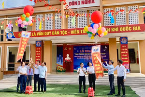 Các đại biểu, thầy cô giáo và học sinh Trường TH&THCS Dũng Nghĩa (xã Vũ Thư) thả bóng bay mang thông điệp “Học tập suốt đời”.