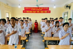 Cô và trò Trường THPT Đức Hợp trong Lễ khai giảng năm học 2025–2026 và kỷ niệm 80 năm thành lập Bộ Quốc gia Giáo dục. Ảnh NTCC