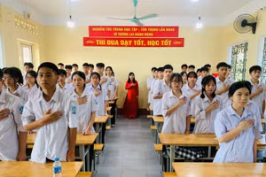 Cô và trò Trường THPT Đức Hợp trong Lễ khai giảng năm học 2025–2026 và kỷ niệm 80 năm thành lập Bộ Quốc gia Giáo dục. Ảnh NTCC