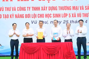Xã Vũ Thư (tỉnh Hưng Yên) ký kết hợp tác với doanh nghiệp dạy bơi miễn phí cho học sinh lớp 5 trên địa bàn.