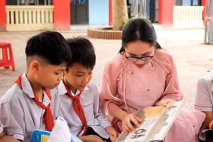 Giáo viên và học sinh Trường Tiểu học Yên Mỹ I. Ảnh: Đinh Chiến