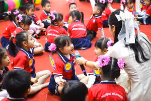 Hoạt động dạy trẻ nhận biết và thể hiện cảm xúc vui, buồn, tức giận của cô trò Trường Mầm non Đông Hoàng.