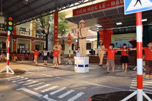 Các em trải nghiệm chỉ huy điều khiển giao thông.