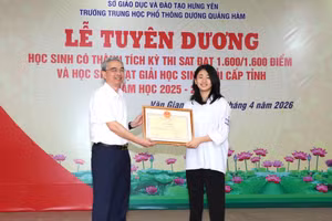 Giám đốc Sở GD&ĐT tỉnh Hưng Yên trao giấy khen cho em Vũ Minh Ngọc (lớp 12A6, Trường THPT Dương Quảng Hàm).
