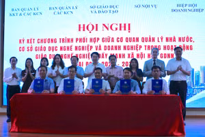 Đại diện lãnh đạo Sở GD&ĐT tỉnh Hưng Yên và các sở, ngành liên quan ký kết chương trình phối hợp. Ảnh: Đinh Chiến