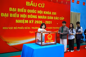 Sinh viên Trường Đại học Y Dược Thái Bình bỏ phiếu bầu.
