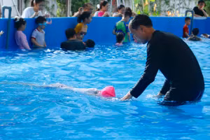 Học sinh Trường Tiểu học Kim Đồng (phường Trần Hưng Đạo) học bơi tại sân trường.
