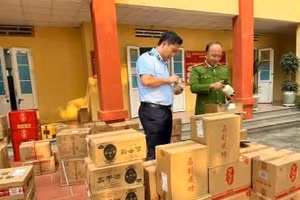 Tổ công tác phát hiện, thu giữ 2.280 chai rượu không rõ nguồn gốc xuất xứ. Ảnh Công an phường Mỹ Hào.