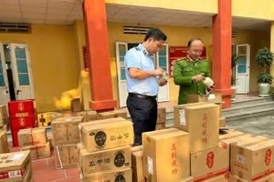 Tổ công tác phát hiện, thu giữ 2.280 chai rượu không rõ nguồn gốc xuất xứ. Ảnh Công an phường Mỹ Hào.