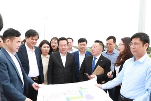 Lãnh đạo tỉnh Hưng Yên cùng đại biểu thực địa tại vị trí dự kiến xây dựng Bệnh viện.