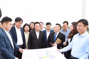 Lãnh đạo tỉnh Hưng Yên cùng đại biểu thực địa tại vị trí dự kiến xây dựng Bệnh viện.