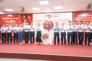 Lãnh đạo UBND tỉnh Hưng Yên tặng hoa chúc mừng Ban Chấp hành Đảng bộ Trường Đại học Thái Bình.