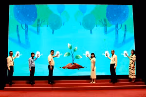 Các đại biểu thực hiện nghi thức bàn giao Vườn ươm.