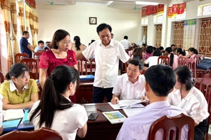 Đoàn tự kiểm tra công tác phổ cập giáo dục, xóa mù chữ xã Tân Thuận (tỉnh Hưng Yên) làm việc tại Trường Tiểu học & THCS Tự Tân. Ảnh Tiên Dung.