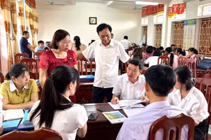 Đoàn tự kiểm tra công tác phổ cập giáo dục, xóa mù chữ xã Tân Thuận (tỉnh Hưng Yên) làm việc tại Trường Tiểu học & THCS Tự Tân. Ảnh Tiên Dung.