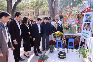 Ban tổ chức tham quan gian hàng trưng bày giới thiệu sản phẩm của các dự án.