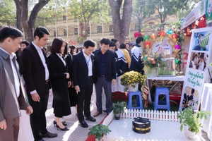 Ban tổ chức tham quan gian hàng trưng bày giới thiệu sản phẩm của các dự án.