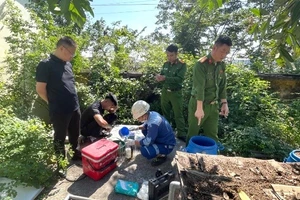 Lực lượng chức năng tiến hành kiểm tra. Ảnh Công an tỉnh Hưng Yên.