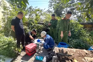 Lực lượng chức năng tiến hành kiểm tra. Ảnh Công an tỉnh Hưng Yên.