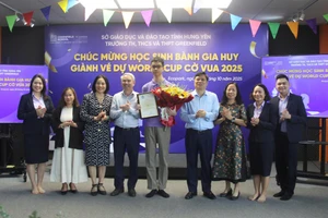 Lãnh đạo tỉnh Hưng Yên, Sở GD&ĐT và Trường Tiểu học, THCS-THPT Greenfield tặng hoa chúc mừng kỳ thủ Bành Gia Huy.