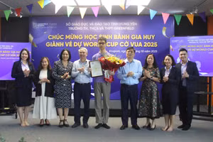 Lãnh đạo tỉnh Hưng Yên, Sở GD&ĐT và Trường Tiểu học, THCS-THPT Greenfield tặng hoa chúc mừng kỳ thủ Bành Gia Huy.