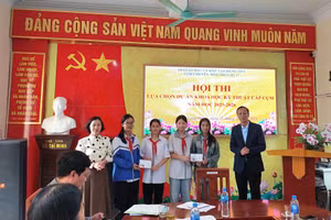 Ban tổ chức trao giải Nhất, Nhì cho dự án đến từ Trường TH&THCS Trần Đức Thông và THCS Thái Phương.