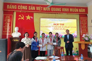 Ban tổ chức trao giải Nhất, Nhì cho dự án đến từ Trường TH&THCS Trần Đức Thông và THCS Thái Phương.