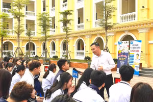 Chuyên gia tư vấn tuyển sinh trao đổi, giải đáp thắc mắc cho học sinh Trường THPT Ba Chẽ.