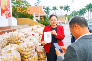 Bà Phạm Thị Như Phong - Bí thư Đảng ủy xã Vũ Thư, tỉnh Hưng Yên livestream bán hàng giúp bà con nông dân.