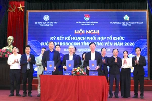 Lãnh đạo Sở GD&ĐT, Tỉnh đoàn Hưng Yên và Trường Đại học Sư phạm Kỹ thuật Hưng Yên ký kết Kế hoạch phối hợp tổ chức Cuộc thi Robocon tỉnh Hưng Yên năm 2026. Ảnh: Đinh Chiến