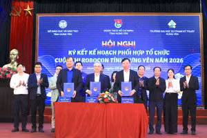 Lãnh đạo Sở GD&ĐT, Tỉnh đoàn Hưng Yên và Trường Đại học Sư phạm Kỹ thuật Hưng Yên ký kết Kế hoạch phối hợp tổ chức Cuộc thi Robocon tỉnh Hưng Yên năm 2026. Ảnh: Đinh Chiến