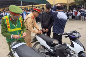 Lực lượng chức năng phát hiện 1.066 trường hợp học sinh không đủ điều kiện điều khiển xe đến trường. Ảnh: Công an tỉnh Hưng Yên.