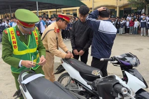 Lực lượng chức năng phát hiện 1.066 trường hợp học sinh không đủ điều kiện điều khiển xe đến trường. Ảnh: Công an tỉnh Hưng Yên.
