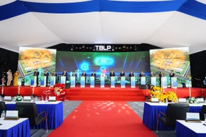 Các đại biểu thực hiện nghi thức khởi công dự án
