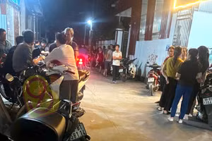Người dân địa phương tập trung tại nhà học sinh bị nạn. Ảnh: Khánh Linh