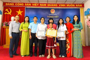 Đoàn học sinh, giáo viên của tỉnh Hưng Yên chụp ảnh lưu niệm tại Lễ tổng kết và trao giải.