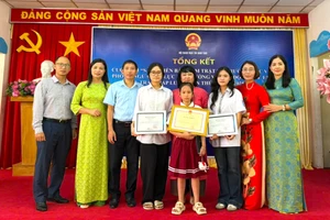 Đoàn học sinh, giáo viên của tỉnh Hưng Yên chụp ảnh lưu niệm tại Lễ tổng kết và trao giải.