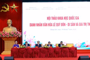 Đoàn chủ trì Hội thảo khoa học quốc gia “Danh nhân văn hóa Lê Quý Đôn - Di sản và giá trị thời đại”. Ảnh: Đinh Chiến.