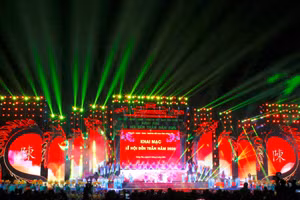 Lễ khai mạc với điểm nhấn là chương trình nghệ thuật có chủ đề “Rực sáng di sản triều Trần - Rạng rỡ chào kỷ nguyên mới”.