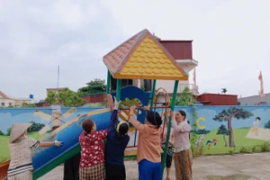 Cán bộ, giáo viên Trường mầm non Thái Giang (Tây Thái Ninh, Hưng Yên) đang tích cực trong công tác phòng chống bão.