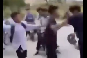 Nam sinh bị hai thiếu niên liên tục đấm, đá và dùng vật lạ đánh vào đầu, người. (Ảnh cắt từ video)