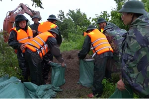 Ban chỉ huy Quân sự tỉnh đã điều động 60 cán bộ, chiến sĩ cùng chính quyền và người dân xã Hồng Vũ khắc phục sự cố.