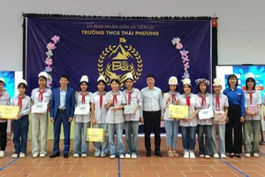 Ban tổ chức trao giải cho các đội thi.