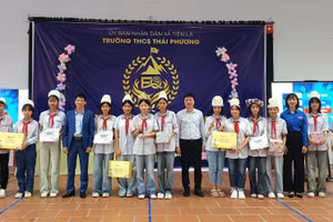 Ban tổ chức trao giải cho các đội thi.