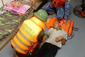 Ngư dân Đinh Văn Thành được bộ đội biên phòng Hưng Yên chăm sóc sau khi vào đất liền.